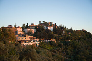 Vista di Montecatini Alto durante una serena giornata soleggiata cielo azzurro e sereno senza...