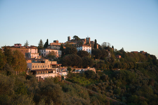 Vista di Montecatini Alto durante una serena giornata soleggiata cielo azzurro e sereno senza nuvole bianche sull'orizzonte.