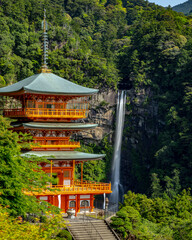 Templo con cascada en Japón