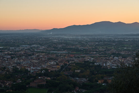 Vista di Montecatini Terme e della Valdinievole durante un sereno tramonto invernale con colori caldi ed il monte serra in sfondo.