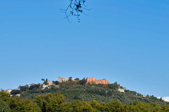 Vista di Montecatini Alto durante una serena giornata soleggiata cielo azzurro e sereno senza nuvole bianche sull'orizzonte.