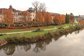 Herbstliches Bad Kissingen; Saaleufer am Rosengarten