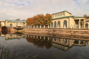 Herbstliches Bad Kissingen; Partie an der Fränkischen Saale mit Brunnen-und Wandelhalle