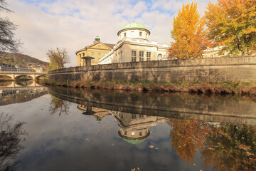 Herbstliches Bad Kissingen; Saaleufer mit Regenten-und Arkadenbau