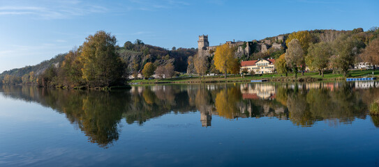 Obraz premium Donau Spiegelpanorama Nibelungengau mit Ruiene Weitenegg