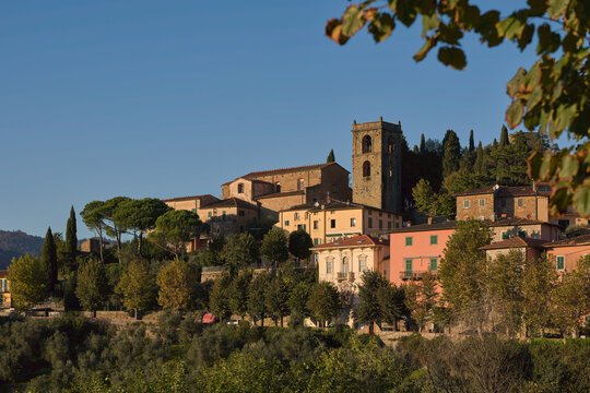 Vista di Montecatini Alto durante una serena giornata soleggiata cielo azzurro e sereno senza nuvole bianche sull'orizzonte.