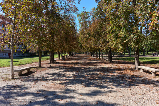 Vista del parco di Porta Venezia, nome ufficiale Indro Montanelli, a Milano  durante una serena giornata autunnale con cielo azzurro e sereno.