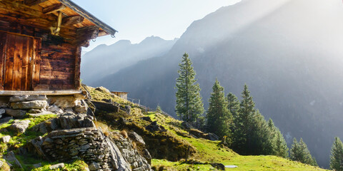 Panorama einer Bergh&uuml;tte in den ersten morgendlichen Sonnenstrahlen