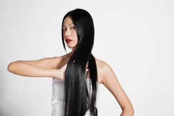 Naklejka premium 美しい長い髪の毛を持った若い女性のビューティーポートレート