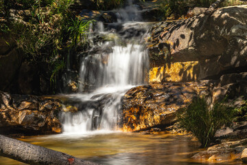 Obraz premium cachoeira na cidade de Alto Paraiso de Goiás, região da Chapada dos Veadeiros, Estado de Goiás, Brasil