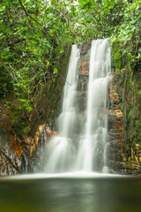Obraz premium cachoeira na cidade de Alto Paraiso de Goiás, região da Chapada dos Veadeiros, Estado de Goiás, Brasil