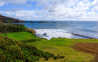 Ilhéus das Contendas e baía da Mina na linha costeira da ilha Terceira nos Açores. Vila de São Sebastião. 