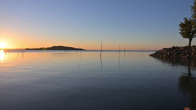 Tramonto senza nuvole sul Lago Trasimeno