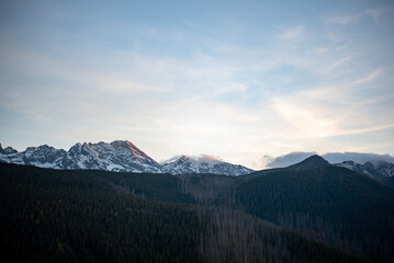 Obraz premium The sunset atop Mount Kopieniec in Zakopane, Poland, casts a warm glow over the Tatra Mountains, creating a stunning landscape 