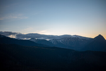 Obraz premium The sunset atop Mount Kopieniec in Zakopane, Poland, casts a warm glow over the Tatra Mountains