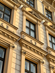 Fototapeta premium Historische Altbaufassaden in Mariahilf, 6. Bezirk von Wien, Österreich