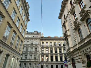 Obraz premium Schöne Altbaufassaden im Stadtteil Mariahilf im 6. Bezirk von Wien, Österreich