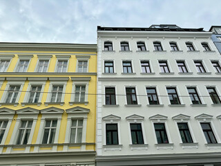 Sanierte Altbausfassaden im Karmeliterviertel im 2. Bezirk von Wien, Österreich