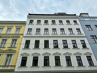 Sanierte Altbausfassaden im Karmeliterviertel im 2. Bezirk von Wien, Österreich