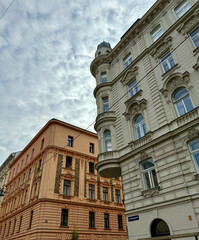 Fototapeta premium Sanierte Altbausfassaden im Karmeliterviertel im 2. Bezirk von Wien, Österreich