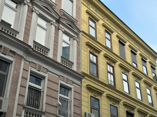 Sanierte Altbausfassaden im Karmeliterviertel im 2. Bezirk von Wien, Österreich