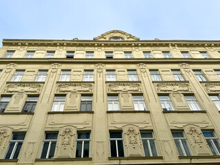 Sanierte Altbausfassaden im Karmeliterviertel im 2. Bezirk von Wien, Österreich