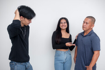 A young woman introduces her boyfriend to her hostile looking dad. An awkward and uncomfortable...
