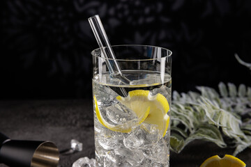 Cocktail eiskalt im Glas mit crushed ice