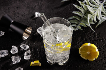 Cocktail eiskalt im Glas mit crushed ice