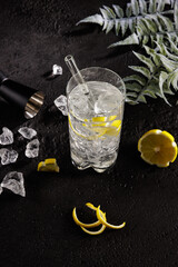 Cocktail eiskalt im Glas mit crushed ice