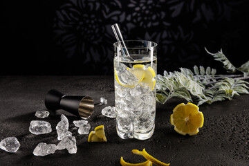 Cocktail eiskalt im Glas mit crushed ice