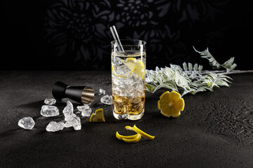 Cocktail eiskalt im Glas mit crushed ice