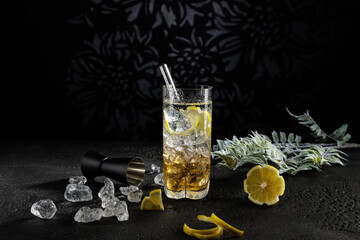 Cocktail eiskalt im Glas mit crushed ice