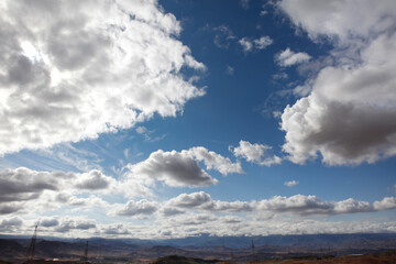 Obraz premium Stunning nature view of mountains and beautiful cloudy sky meadow