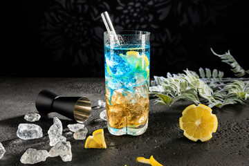 Cocktail eiskalt im Glas mit crushed ice