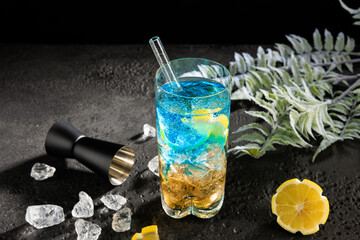 Cocktail eiskalt im Glas mit crushed ice