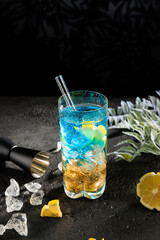 Cocktail eiskalt im Glas mit crushed ice
