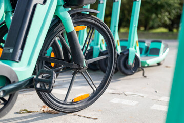 Obraz premium front wheel bicycle city street for rent