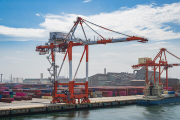 Fototapeta premium コンテナターミナルのガントリークレーン