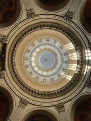 Obraz premium Looking Up at the Symmetrical Dome Interior of a Historic Building