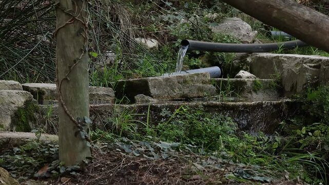 Manantial de agua fluye desde canalizaci&oacute;n de pvc, Alcoy, Espa&ntilde;a