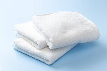 青背景に白いタオル