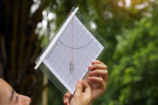A simple clinometer made from paper is a device for easily measuring the height of objects such as trees, buildings, or tall buildings using the principles of trigonometry and Pythagoras' theory.