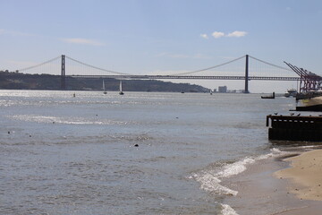 Le pont du 25 avril sur le fleuve Tage, ville de Lisbonne, Portugal