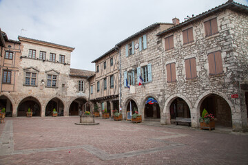 Un coin de la place médiévale de Castelnau de Montmirail (Tarn) © Hervé Rouveure