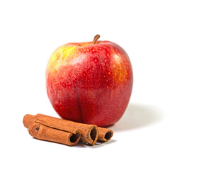 Apfel und Zimtstangen vor weißem Hintergrund