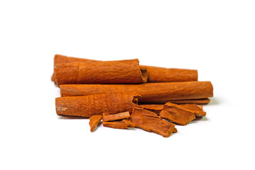 Zimtstangen vor weißem Hintergrund