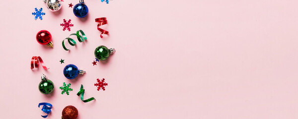 Christmas composition. a pattern of christmas balls on colored background. Flat lay, top view New year decor