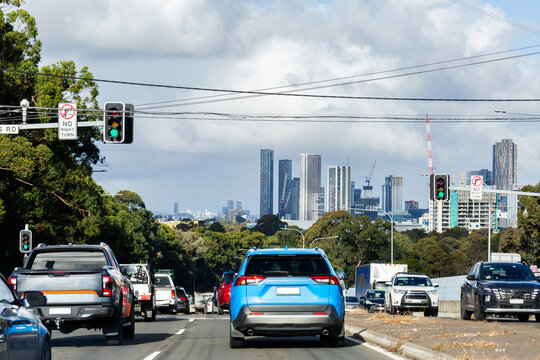 Traffic passing through green lights at intersection at the edge of Sydney