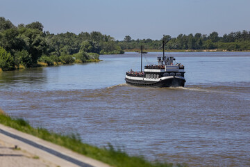 Widok na rzekę Wisłę i jej brzegi latem, Kazimierz Dolny, Polska